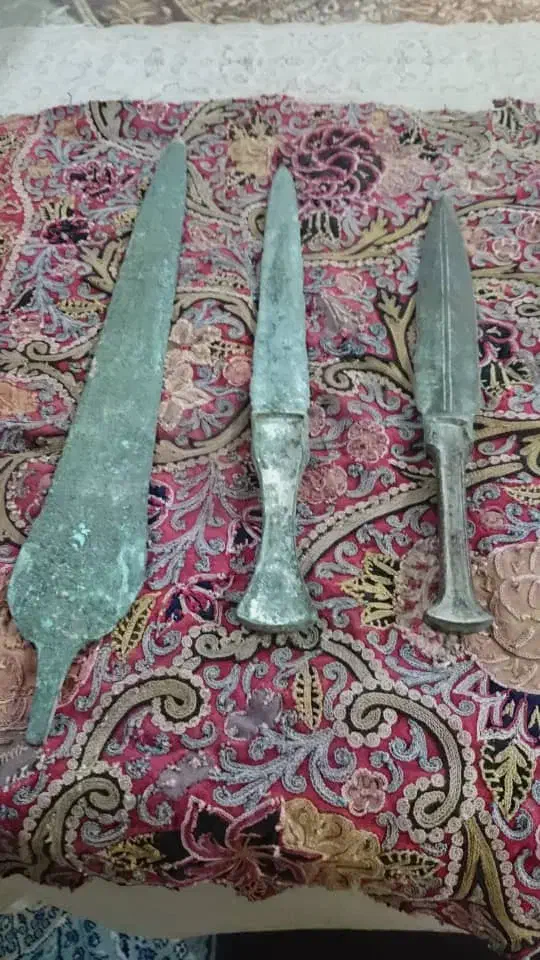 خنجر قدیمی|کلکسیون اشیاء عتیقه|شیراز, پانصد دستگاه ارتش|دیوار