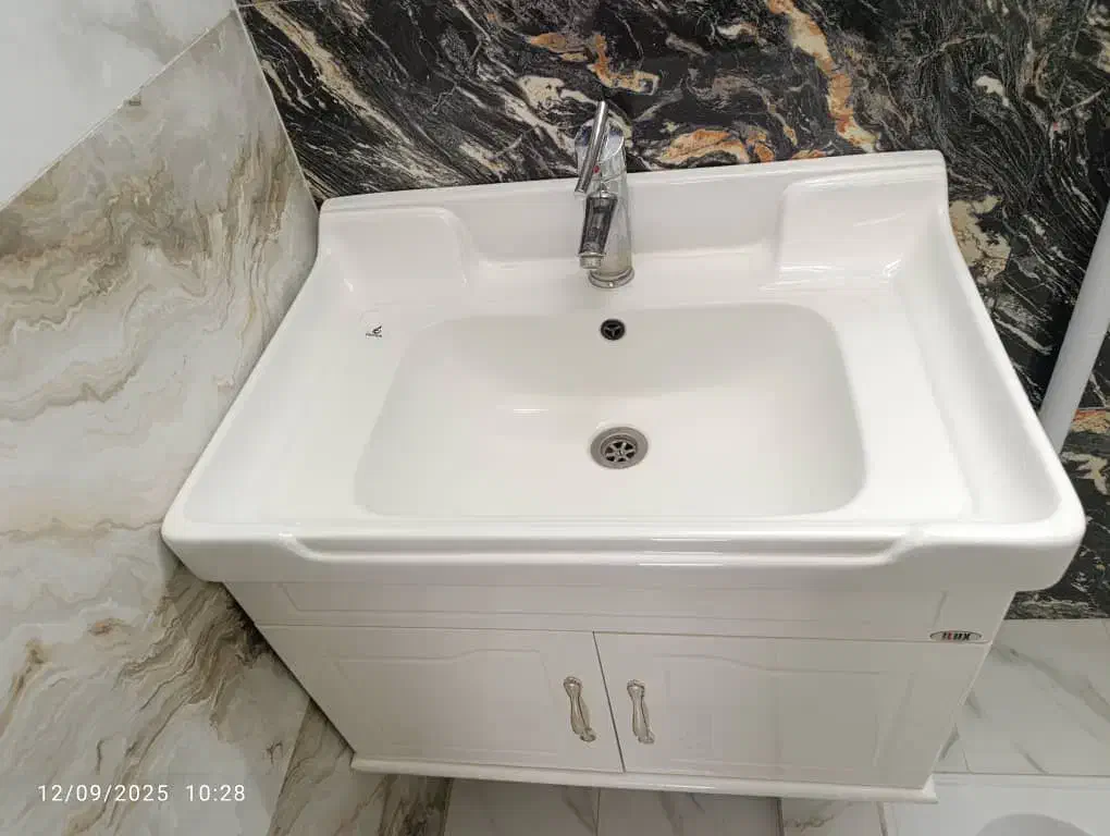 روشویی کابینت دار ضد آب/ در حد نو|لوازم سرویس بهداشتی|بروجرد, |دیوار