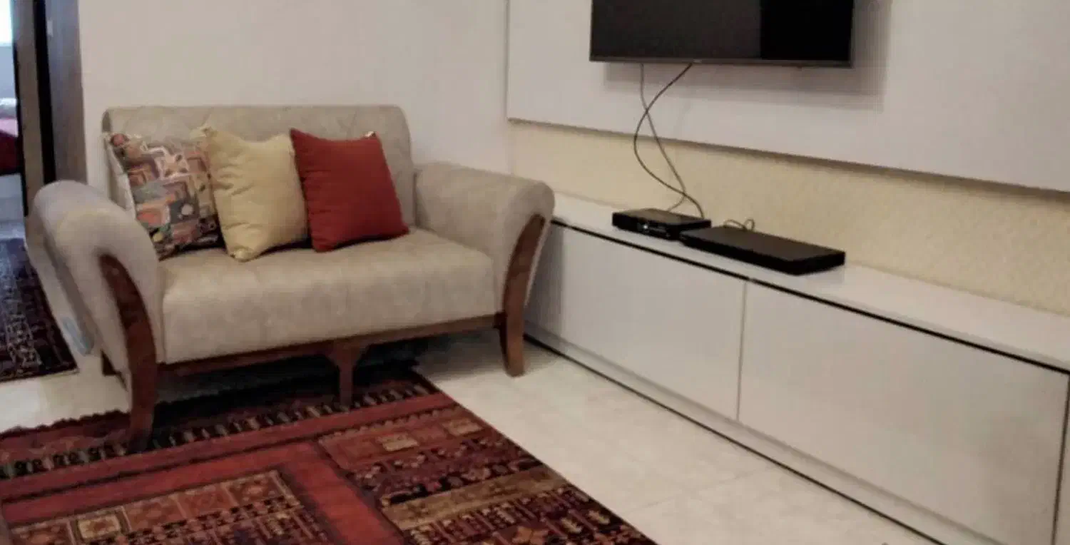 مبل راحتی در حد نو کاملا سالم|مبلمان خانگی و میز عسلی|رشت, کوی فرهنگیان|دیوار