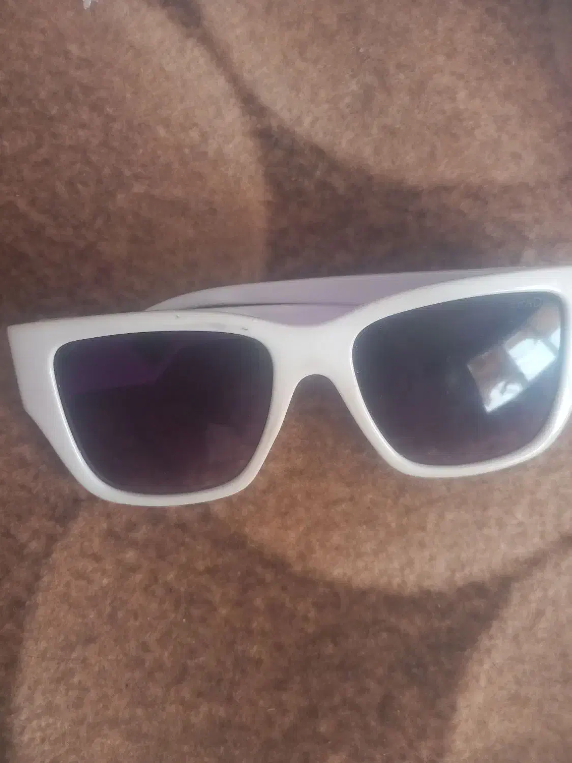 یک عدد عینک پیدا کردم|اشیا|گلبهار, شهر جدید گلبهار|دیوار