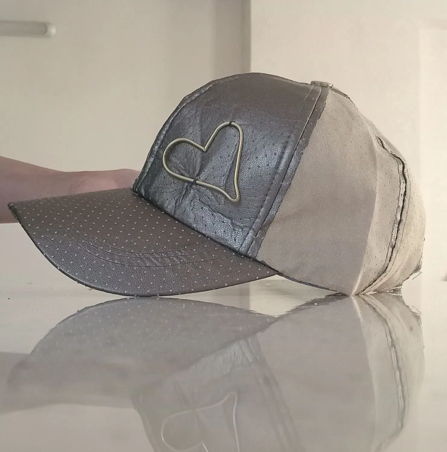 کلاه دخترانه/زنانه|لباس|ری, شهادت|دیوار