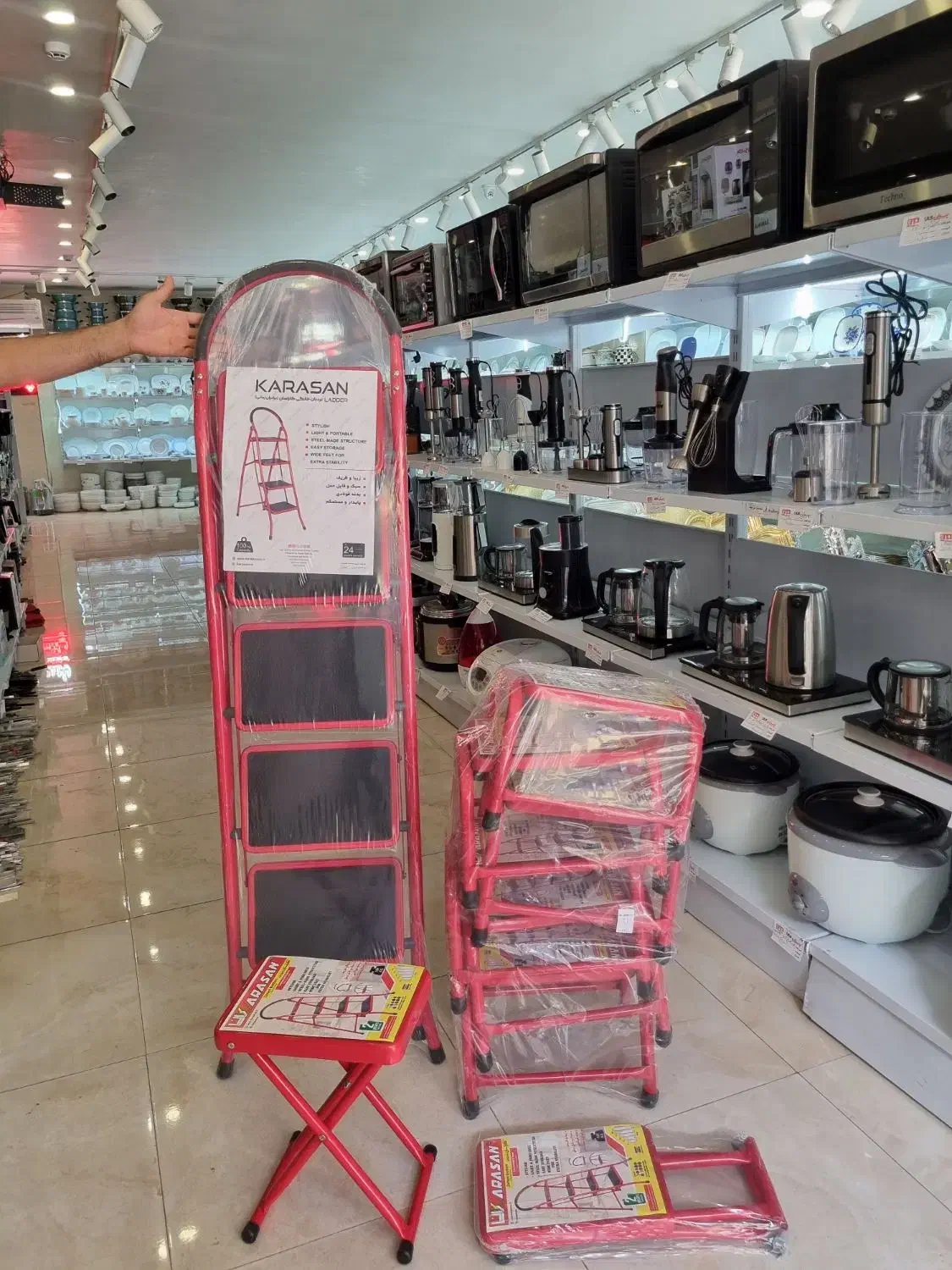 نردبان ۴پله فلزی کار آسان تاشو|ابزارآلات|کرج, چهارصد دستگاه|دیوار