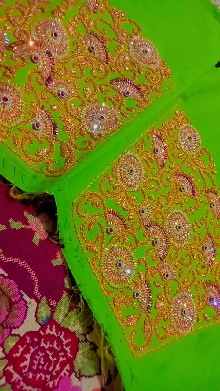 شلوار گلابتونی|لباس|قلعه قاضی, |دیوار