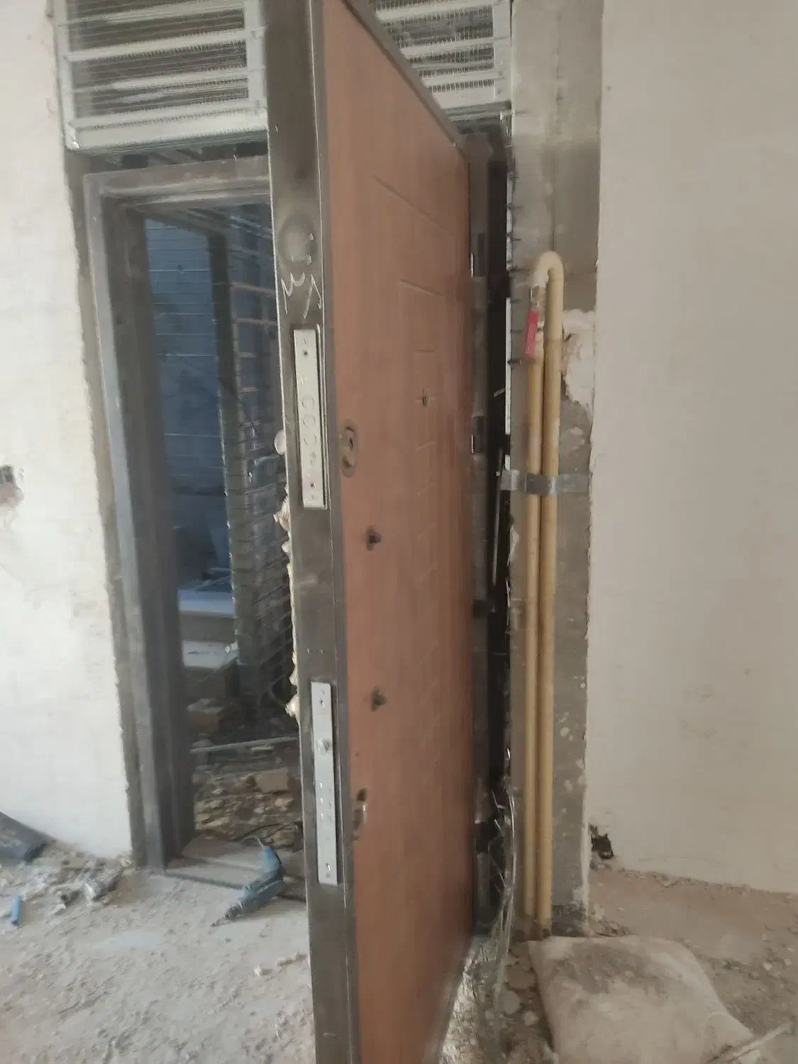 نیازمند کارگر ساده برای پر کردن چهار چوب درب|استخدام معماری، عمران و ساختمانی|بیرجند, |دیوار