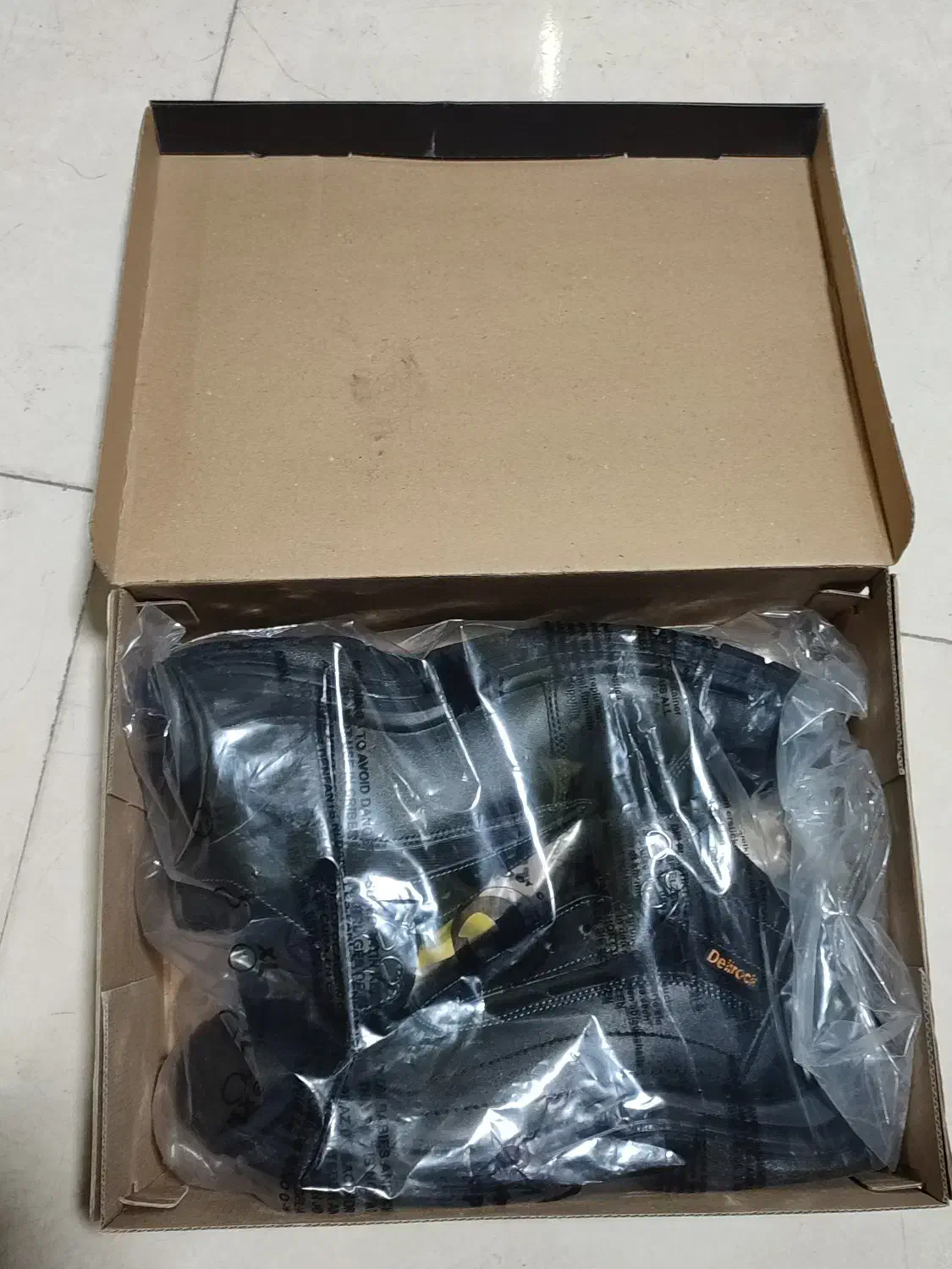 کفش کار|کیف، کفش، کمربند|بافق, |دیوار