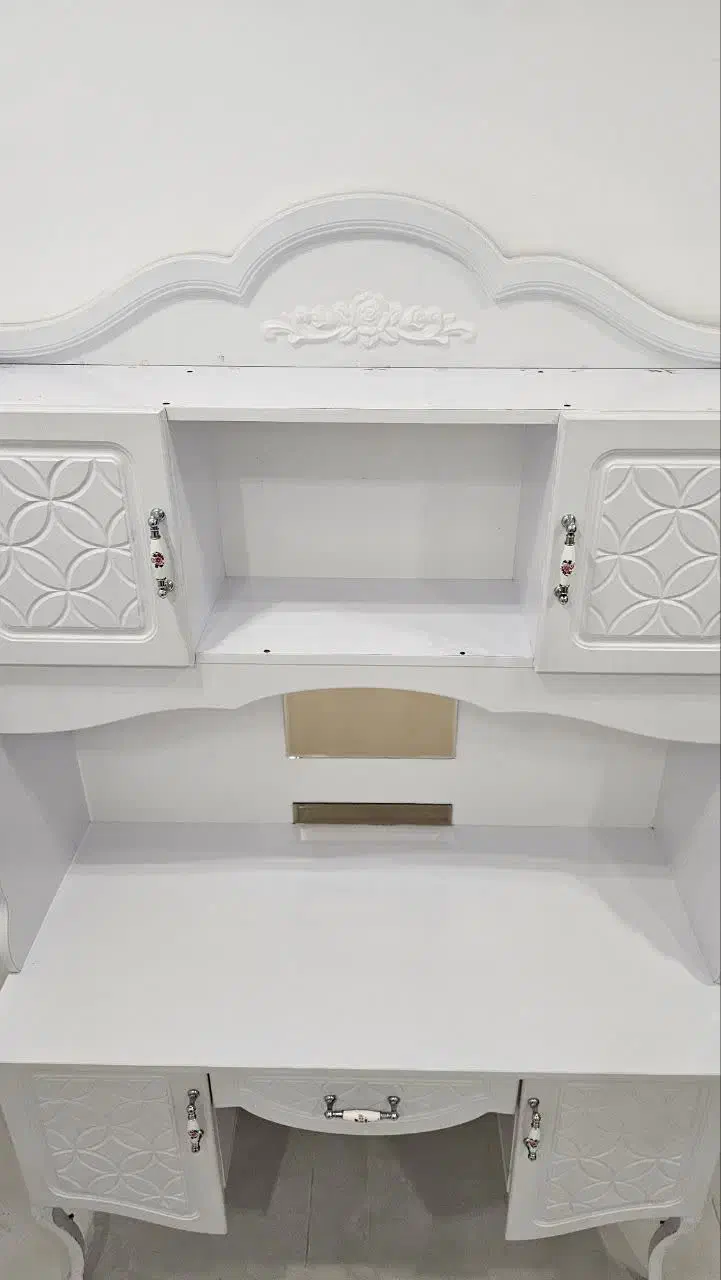 میز تحریر|میز تحریر و کامپیوتر|شیراز, فرهنگ شهر|دیوار