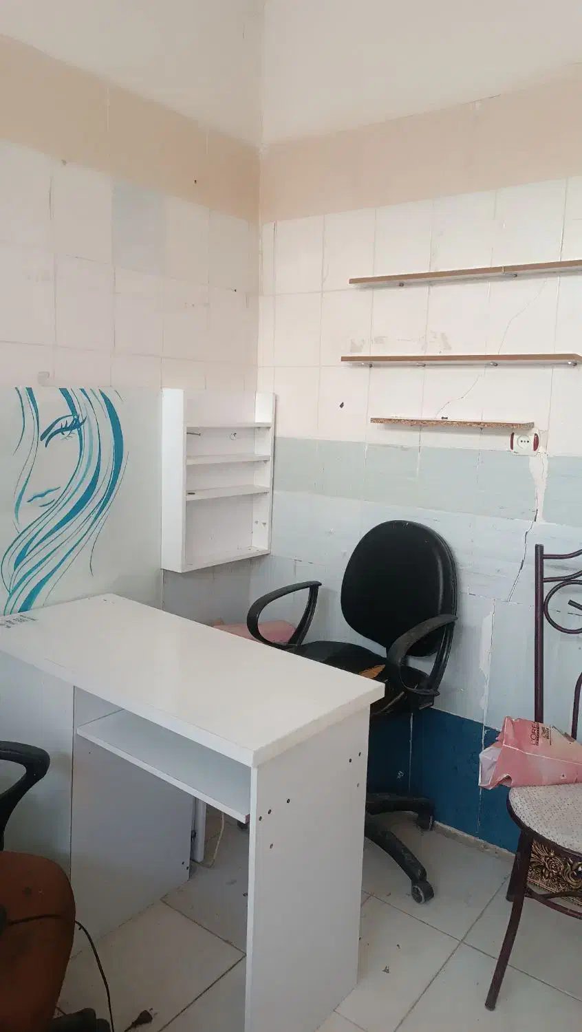 میز ناخن به همراه استند|صندلی و نیمکت|قزوین, |دیوار