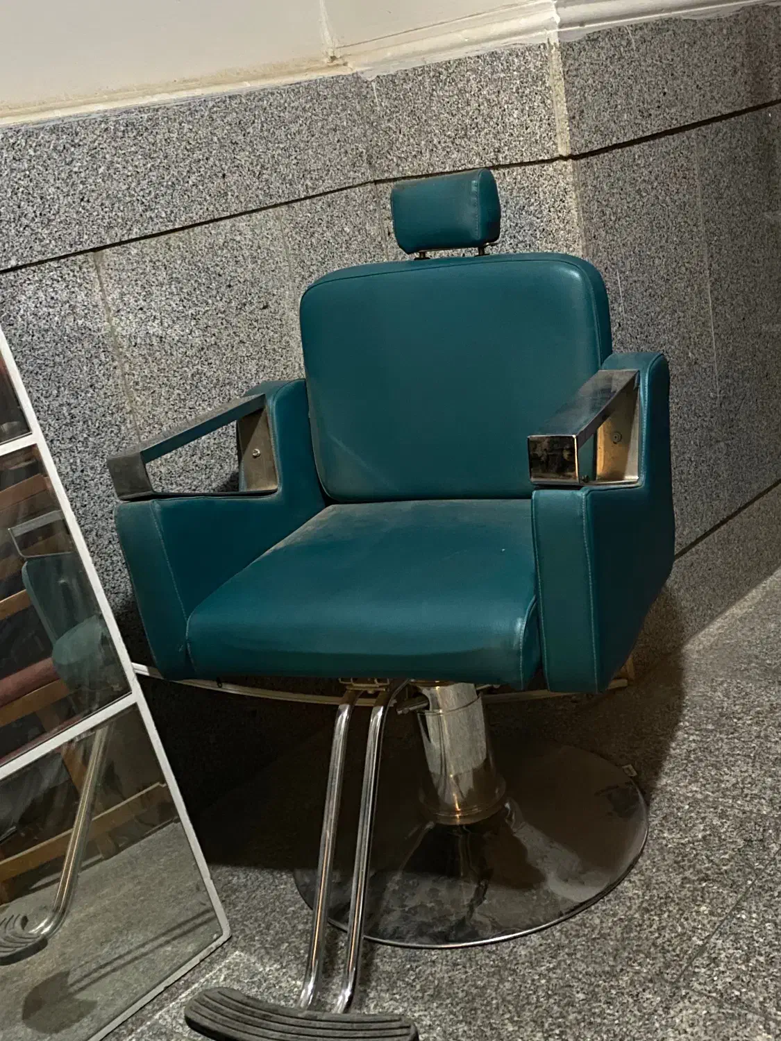 صندلی ارایشگری جک دار کلاسیک درحد|آرایشگاه و سالن‌های زیبایی|پرند, فاز ۲|دیوار