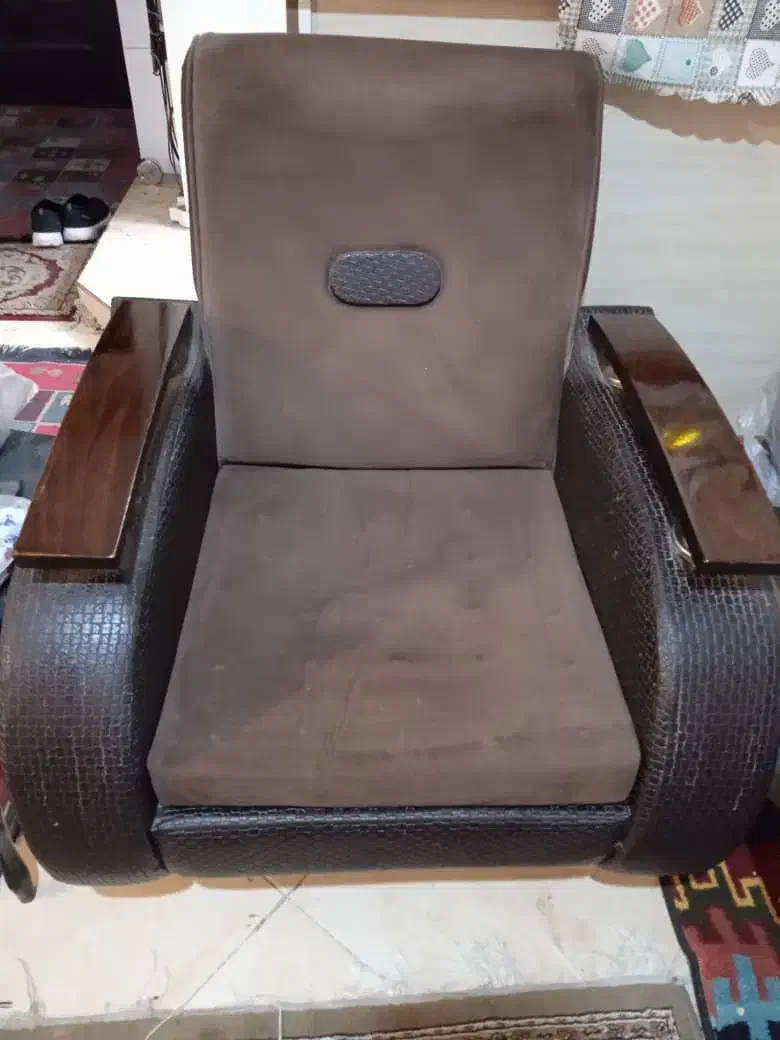 فروش مبل ۷ نفره دسته چوبی|مبلمان خانگی و میز عسلی|کرج, کوی کارمندان شمالی|دیوار