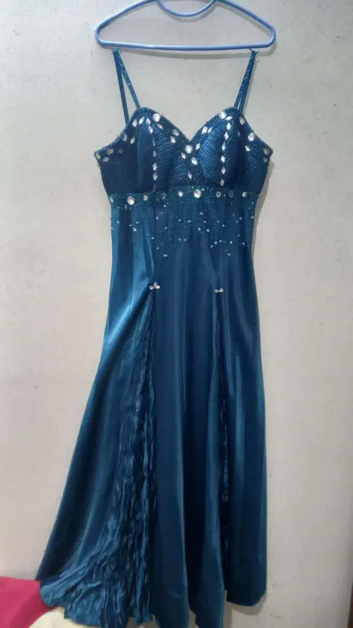 لباس مجلسی|لباس|پیر بکران, |دیوار