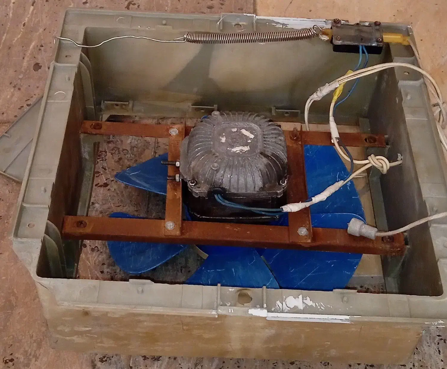 فن هواکش|پنکه و تصفیه‌کنندهٔ هوا|کاشمر, |دیوار