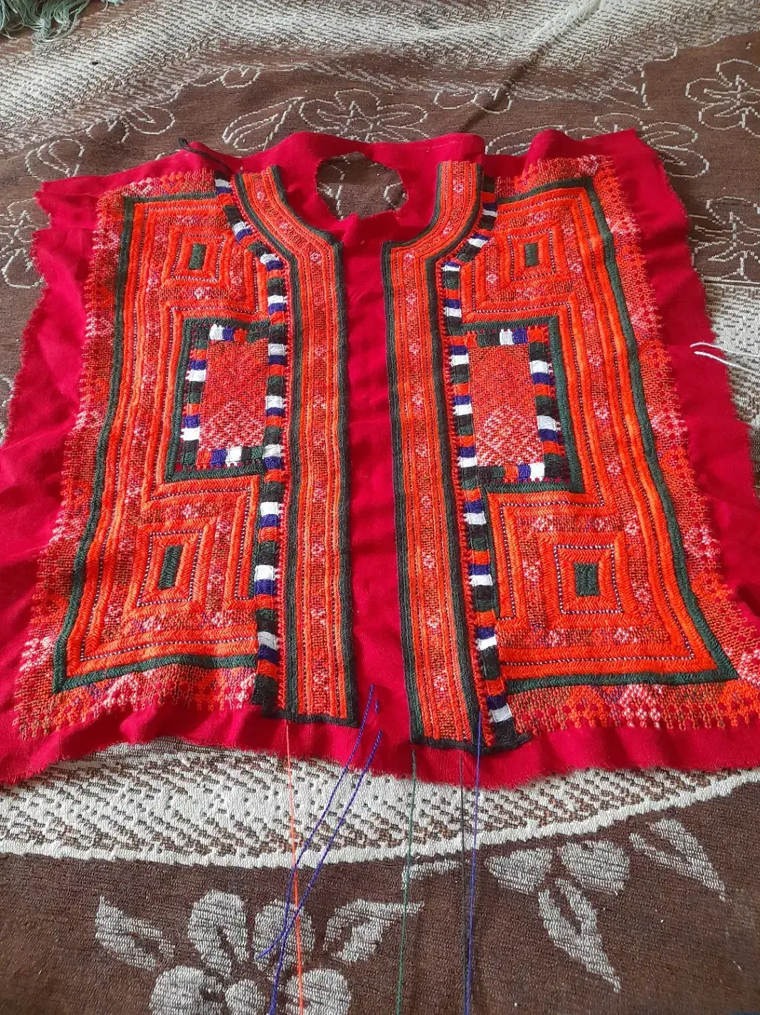 یک عدد زی استین|لباس|سراوان, |دیوار