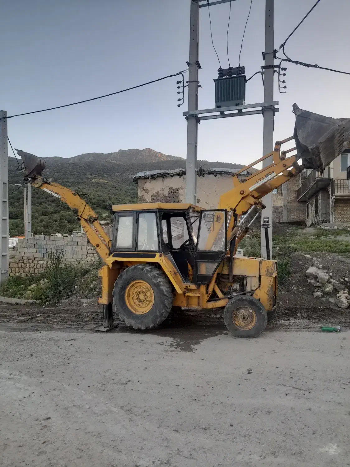 بیل بکهو|خودرو سنگین|گهواره, |دیوار