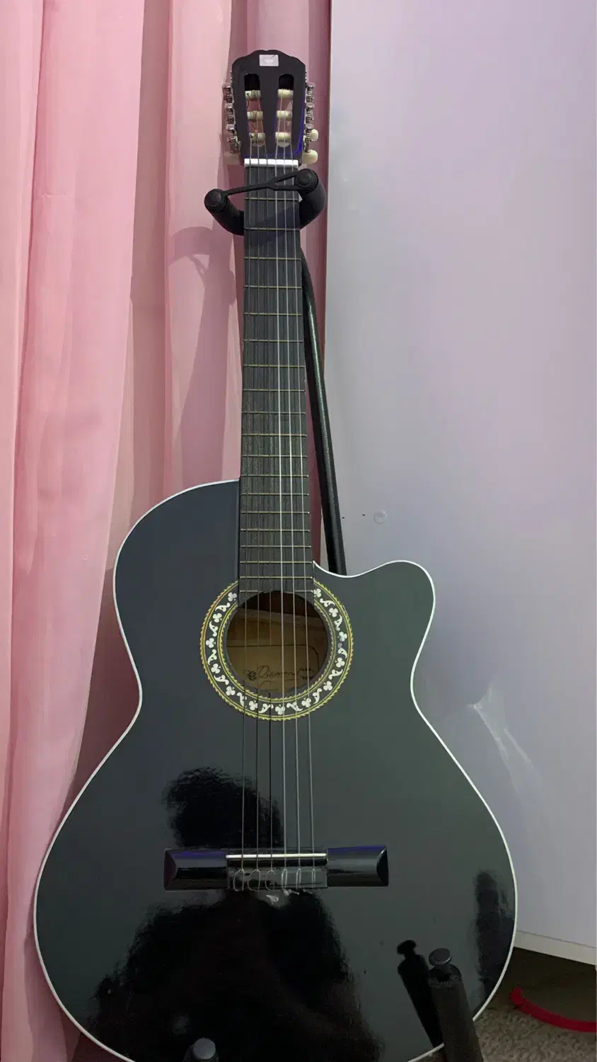 گیتار|گیتار، بیس، امپلیفایر|رباط‌کریم, رباط‌کریم|دیوار