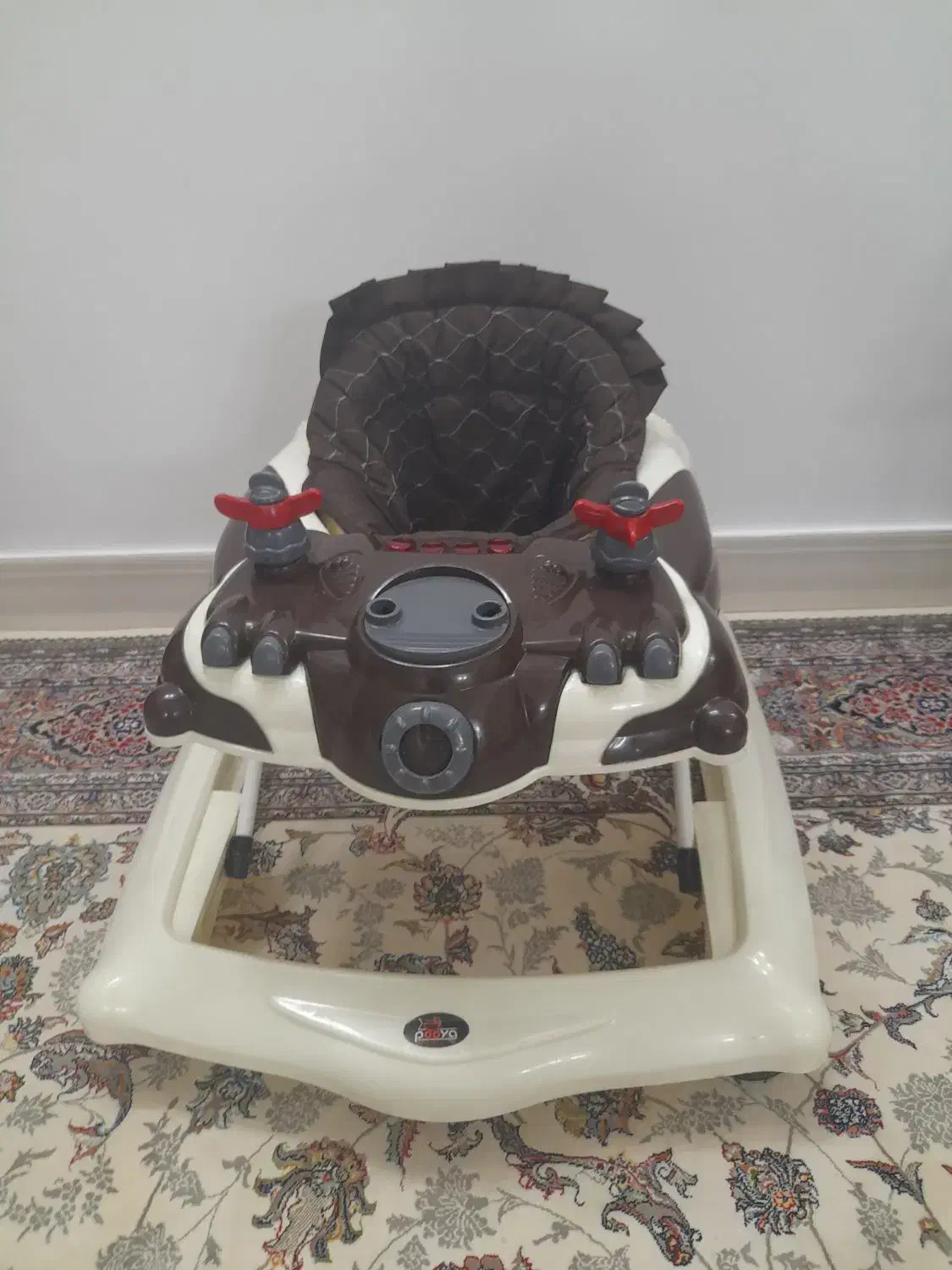 روروئک|کالسکه و لوازم جانبی|قم, باغ کرباسی|دیوار