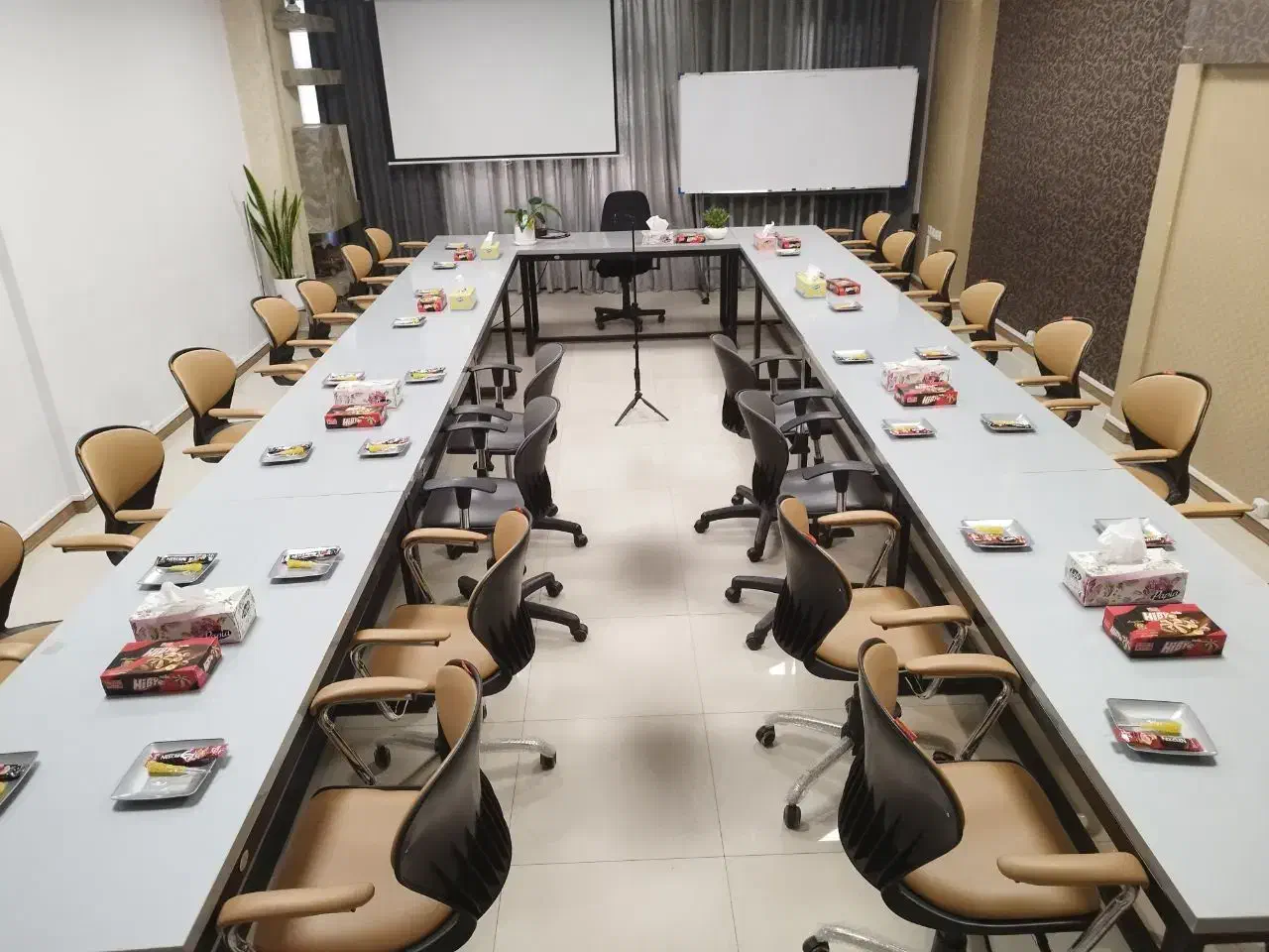 اجاره سالن کنفرانس مجهز و شیک (تخفیف 40%برای 8-14)|اجارهٔ کوتاهمدت دفتر کار و فضای آموزشی|مشهد, بهشت|دیوار