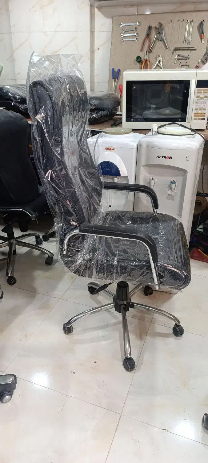 صندلی مدیریت و کارمندی پشت بلند|صندلی و نیمکت|قم, کلهری|دیوار