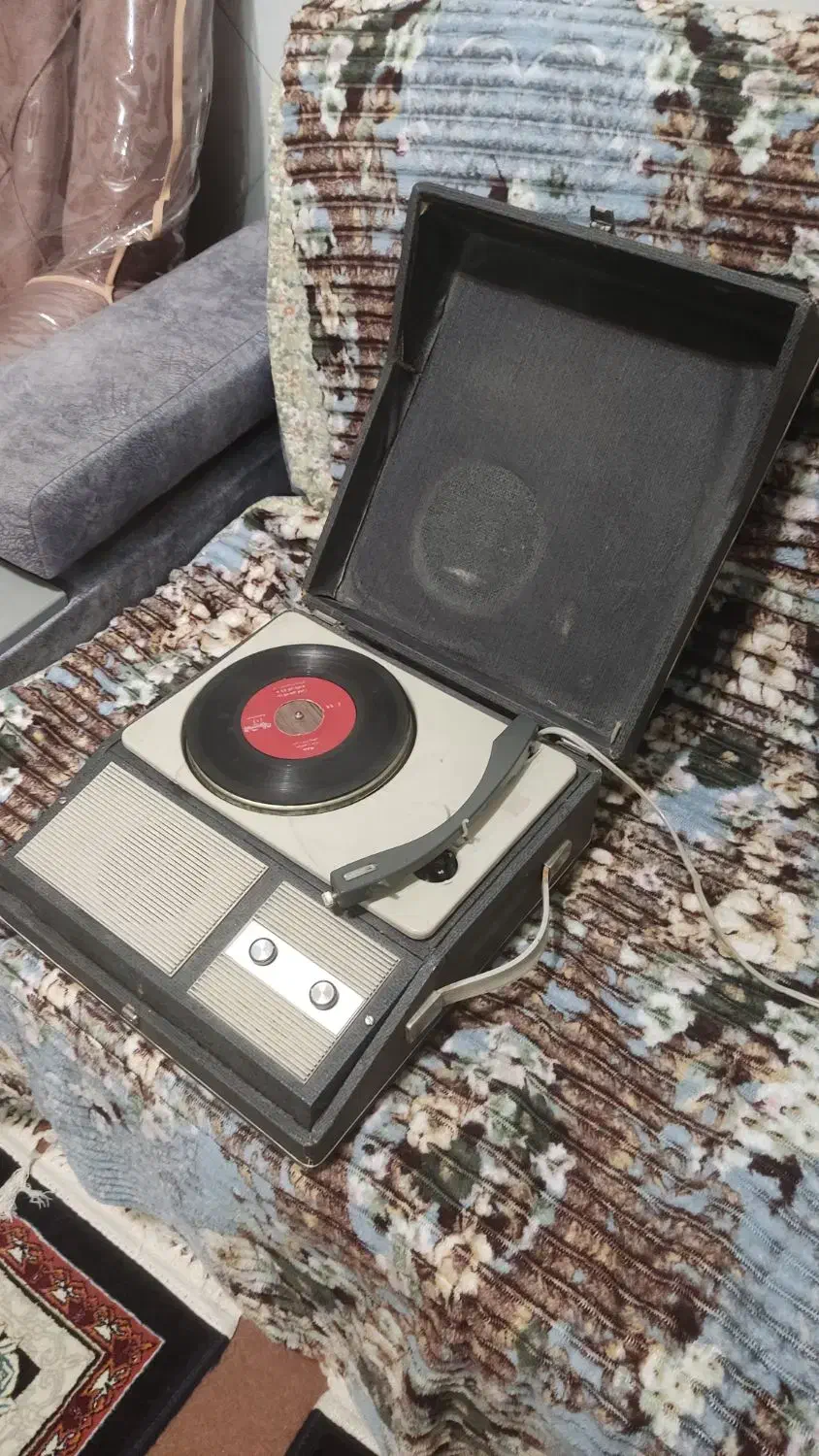 یک دستگاه گرامافون قدیمی|کلکسیون اشیاء عتیقه|چادگان, |دیوار