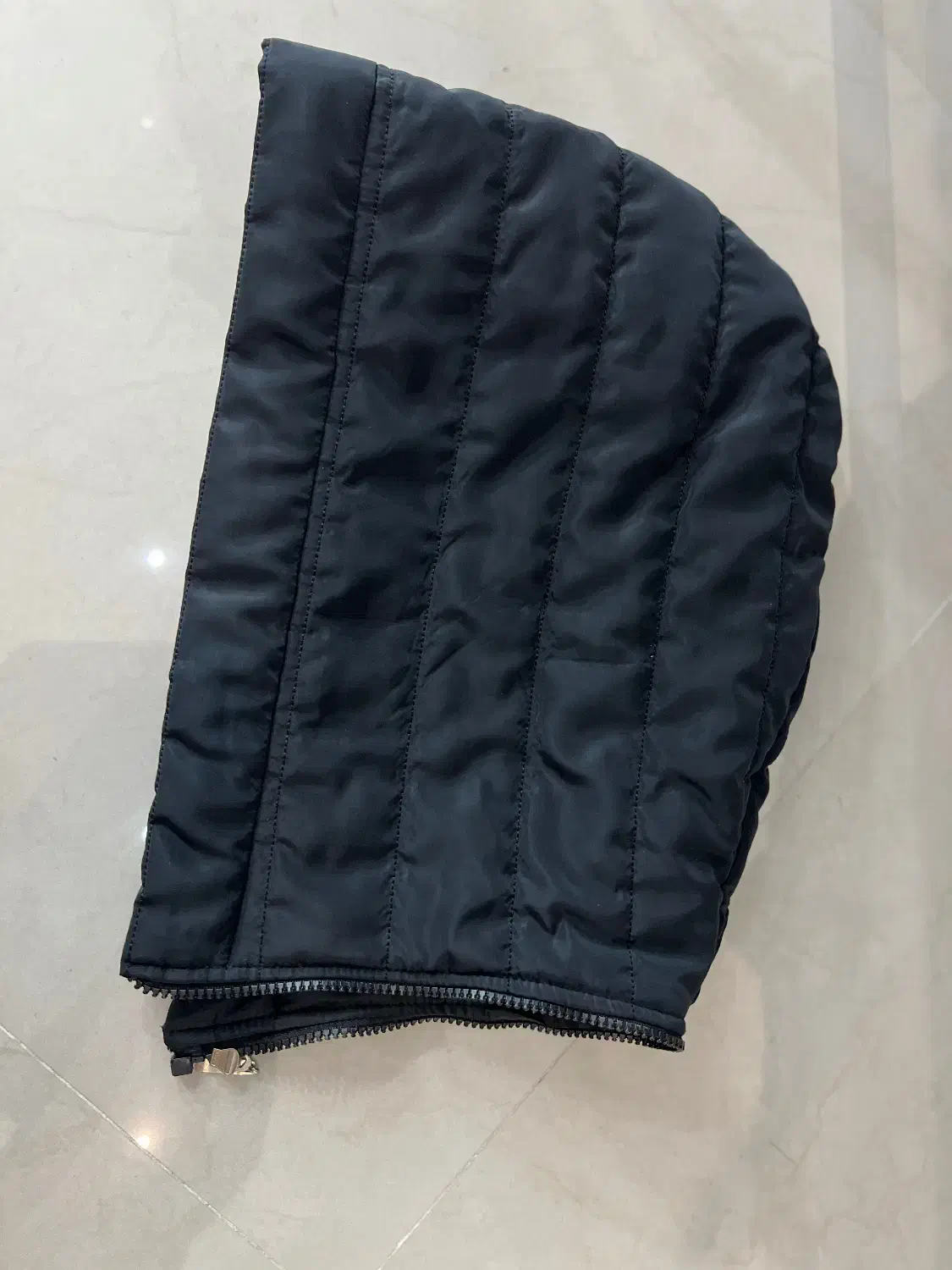 کاپشن مشکی|لباس|ساری, |دیوار