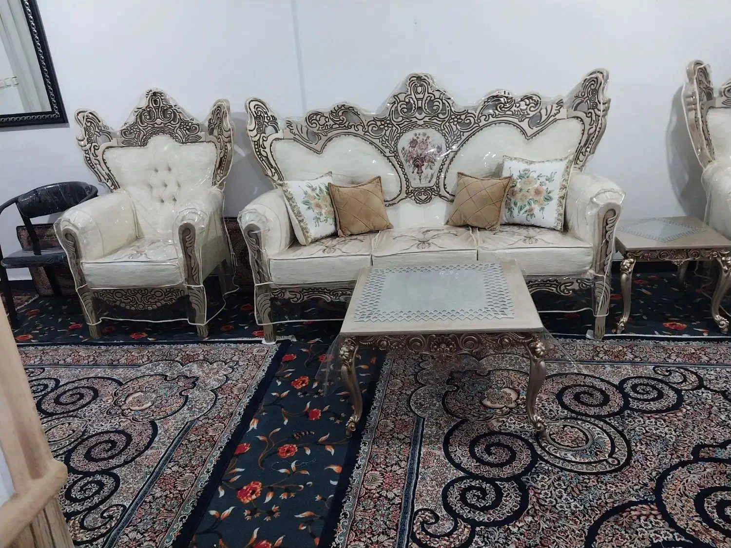 مبلمان هفت نفره سلطنتی با روکش و میز وعسلی سالم|مبلمان خانگی و میز عسلی|همدان, |دیوار