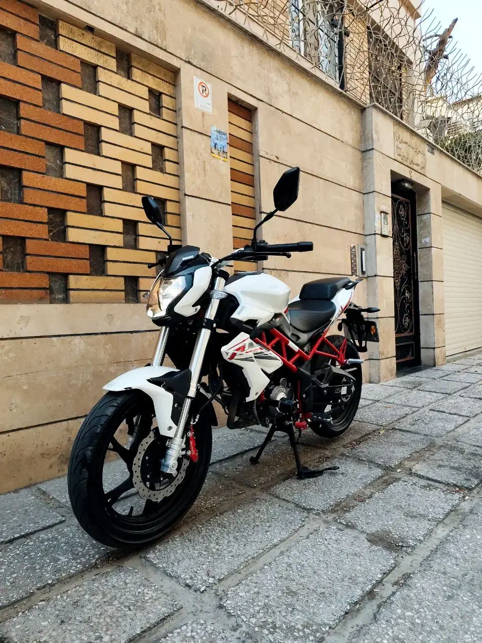 بنلی ۱۵۰نیوفیس|موتورسیکلت|گلوگاه, |دیوار