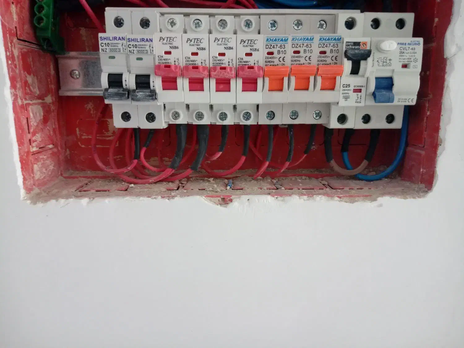 برقکار ساختمان (برقکاری سیم کشی مهندسی)|خدمات پیشه و مهارت|سبزوار, باهنر|دیوار