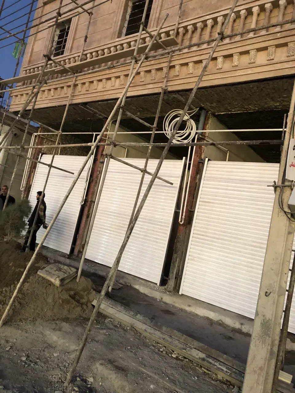 نصب درب کرکره و شیشه سکوریت|خدمات پیشه و مهارت|زاهدان, |دیوار