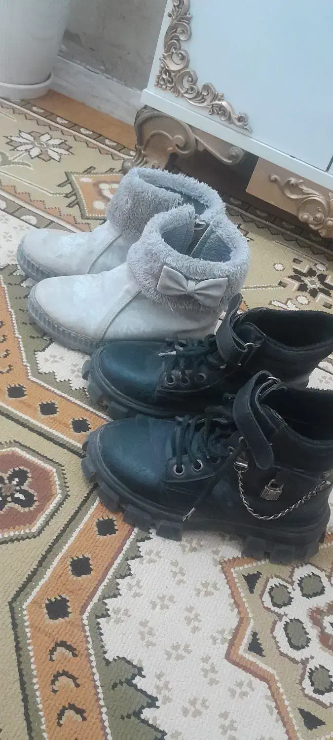 کفش|کیف، کفش، کمربند|خوی, |دیوار