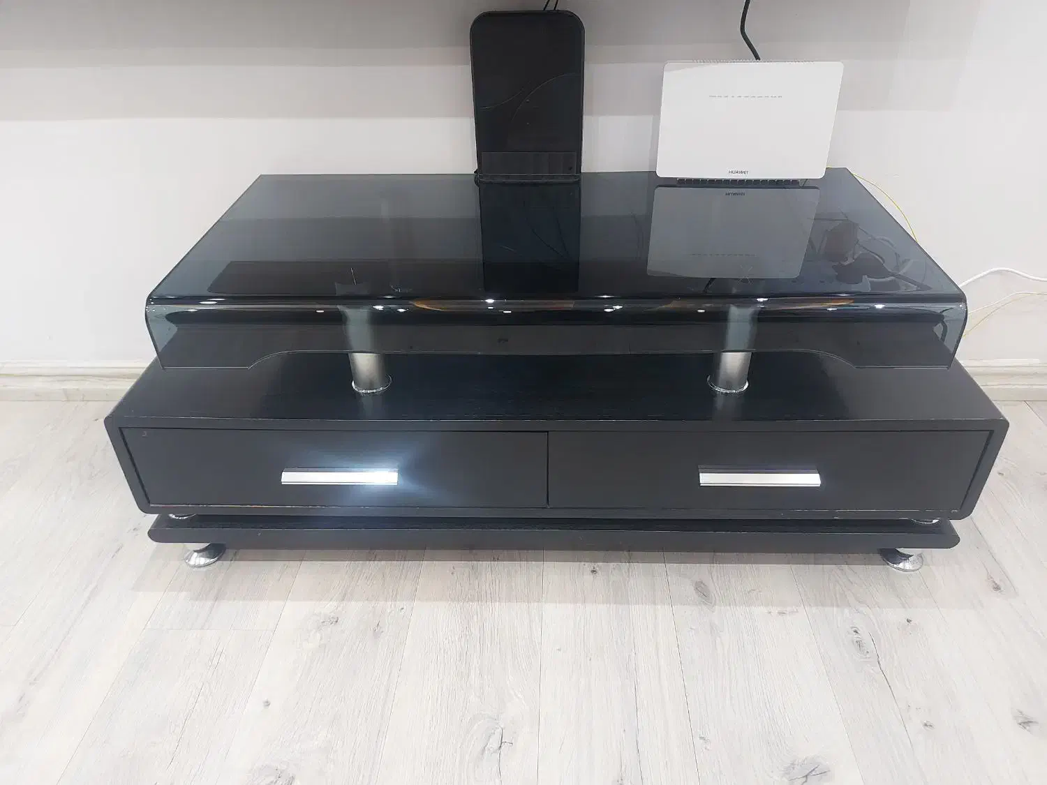 میز تلوزیون در حد نو بدون خط و خش و ایراد و شکستگی|میز تلویزیون|رشت, گلباغ نماز|دیوار