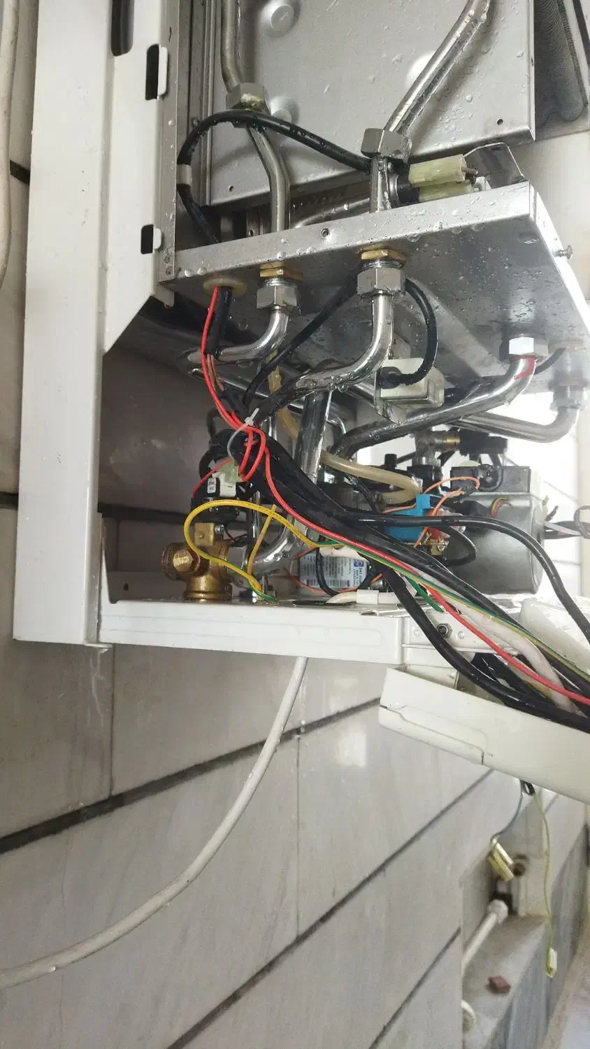 پکیج ایساتیس نیواستار|آبگرمکن، پکیج، شوفاژ|بروجرد, |دیوار