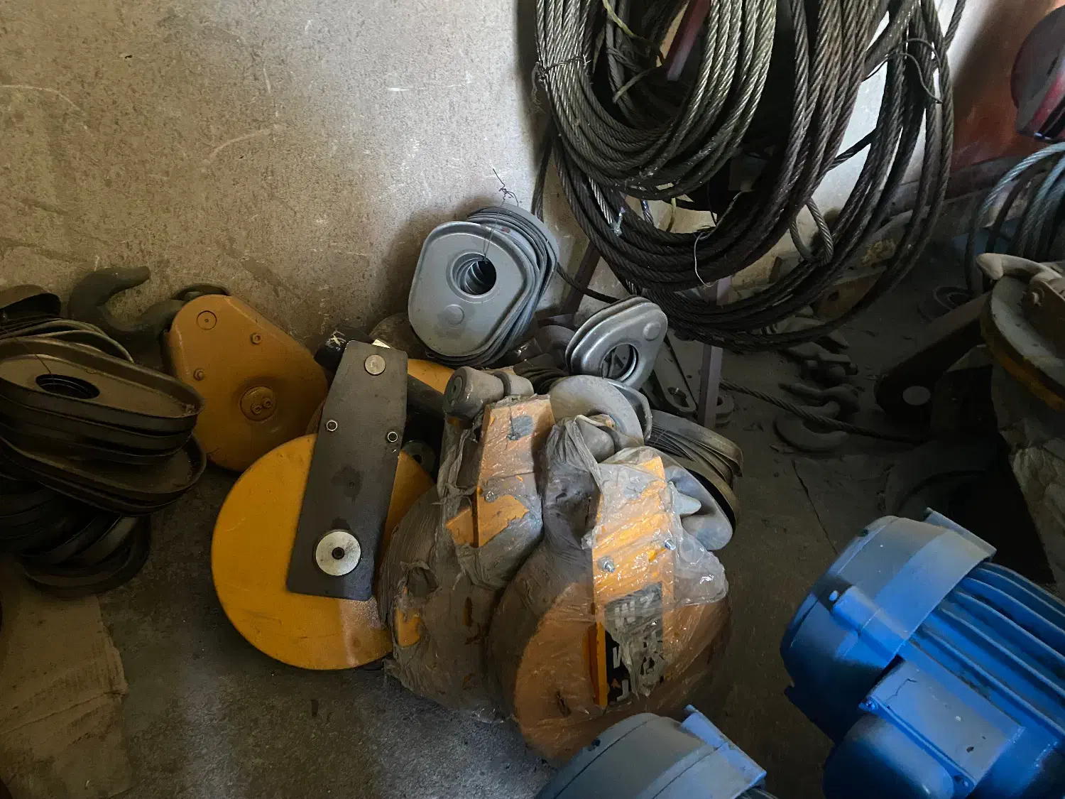 چادر ترانزیتی و جرثقیل سقفی|ماشینآلات صنعتی|جلفا, |دیوار