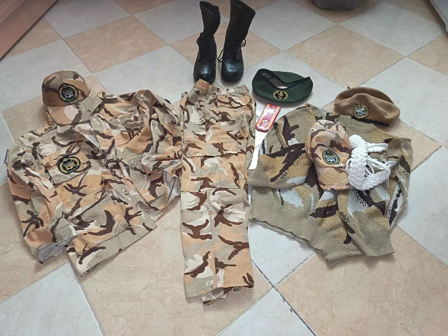 تعدادی لباس|لباس|ارومیه, |دیوار