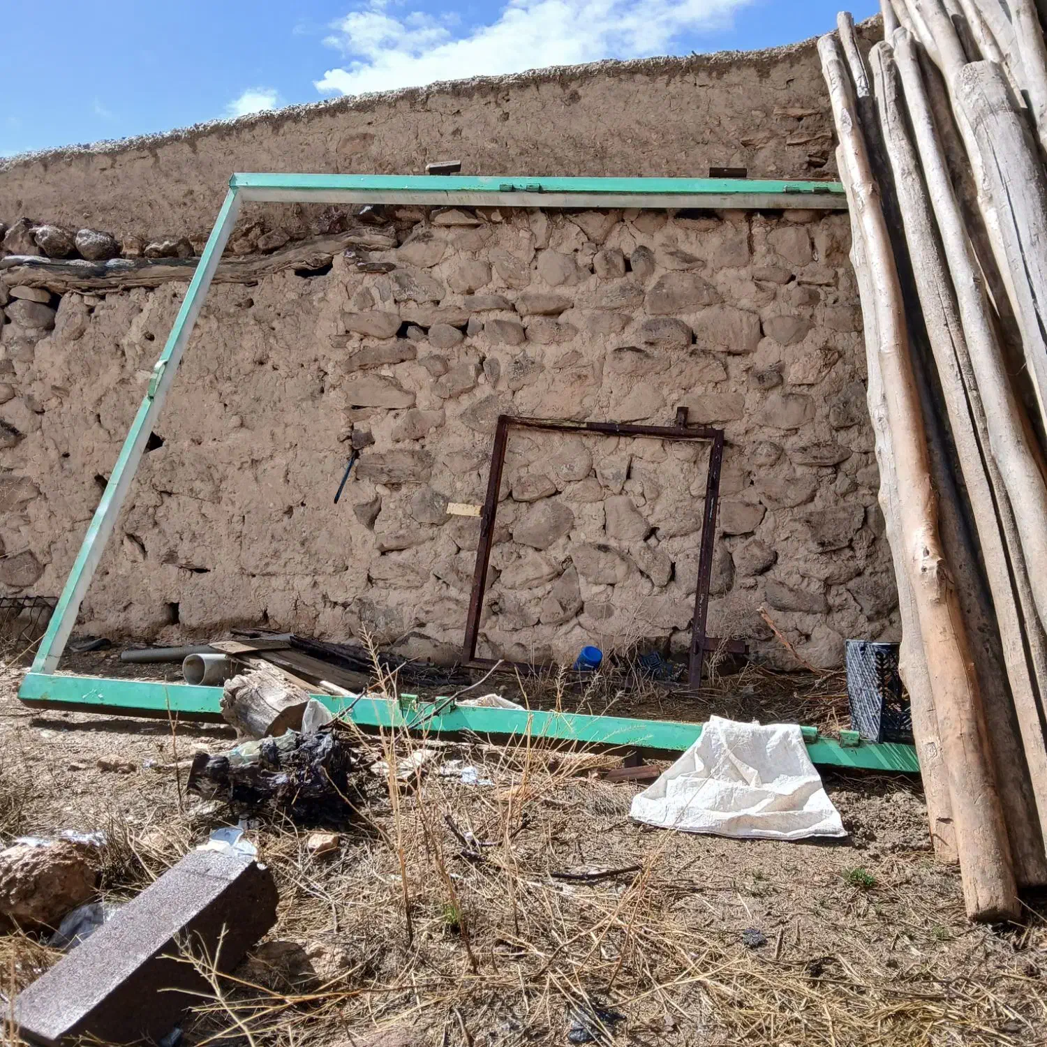 در حیات ماشین رو 2.5 در 3 حدود 320 کیلو وزن|مصالح و تجهیزات ساختمان|گل تپه, |دیوار