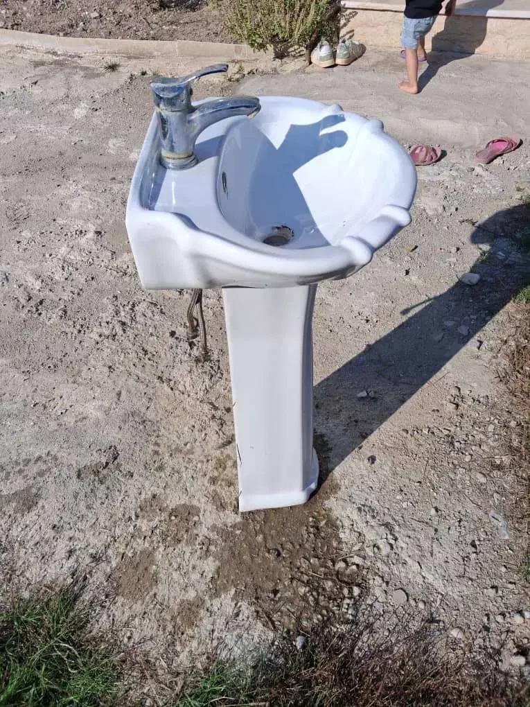 روشویی سرویس بهداشتی به همراه آیینه و شیر|لوازم سرویس بهداشتی|ساری, |دیوار