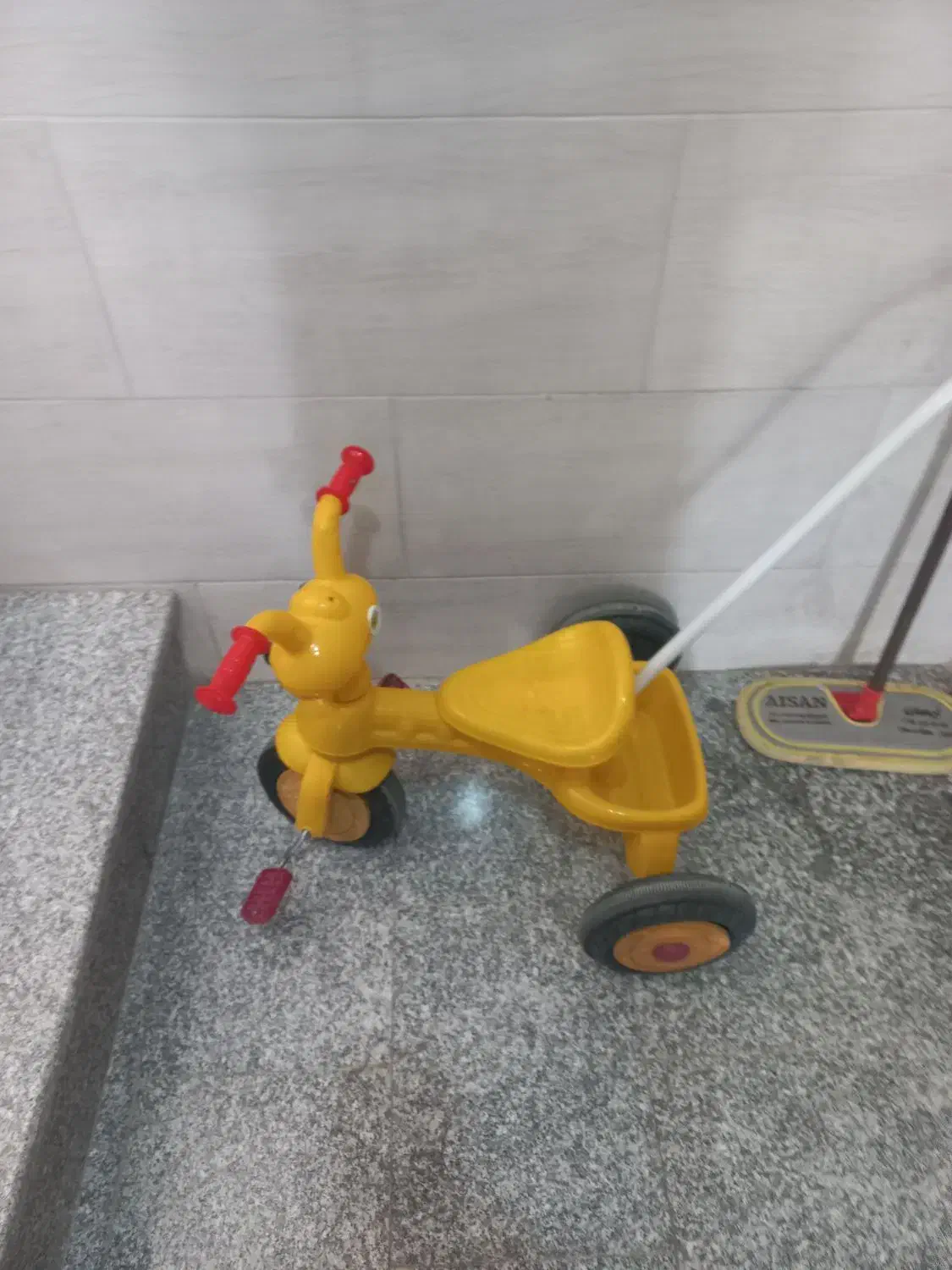 سه چرخه کودک طرح مورچه|اسباب‌بازی بچه|اصفهان, باغ فدک|دیوار