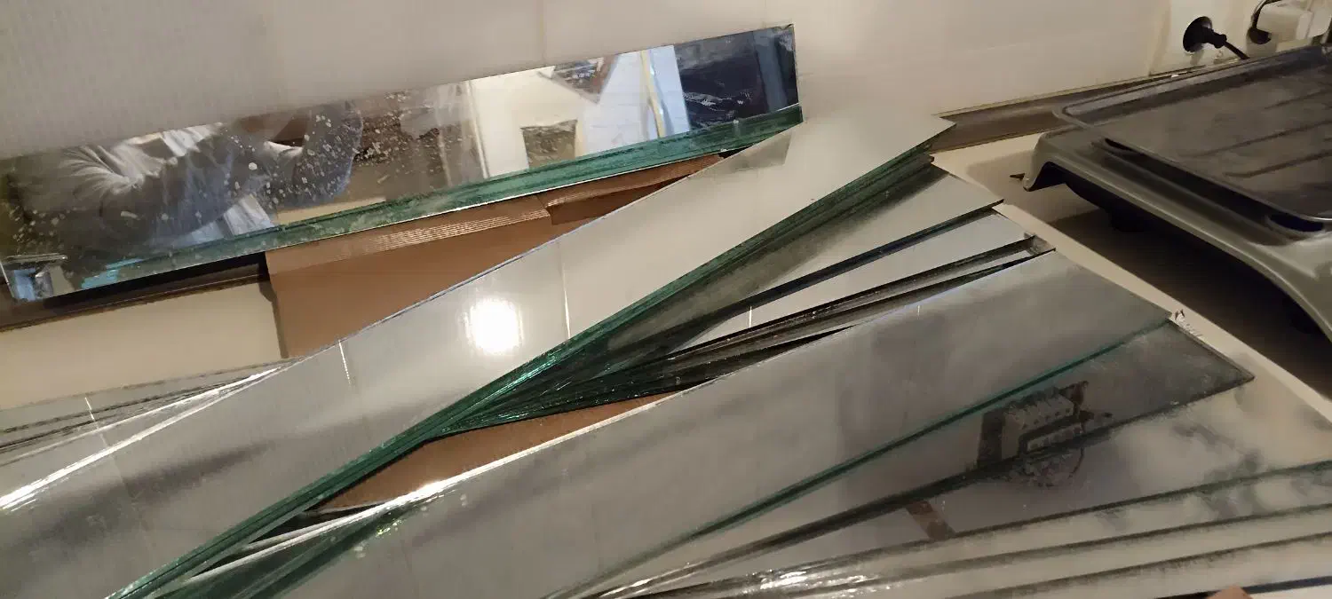 تعدادی آیینه برش خورده|آینه|گلبهار, شهر جدید گلبهار|دیوار