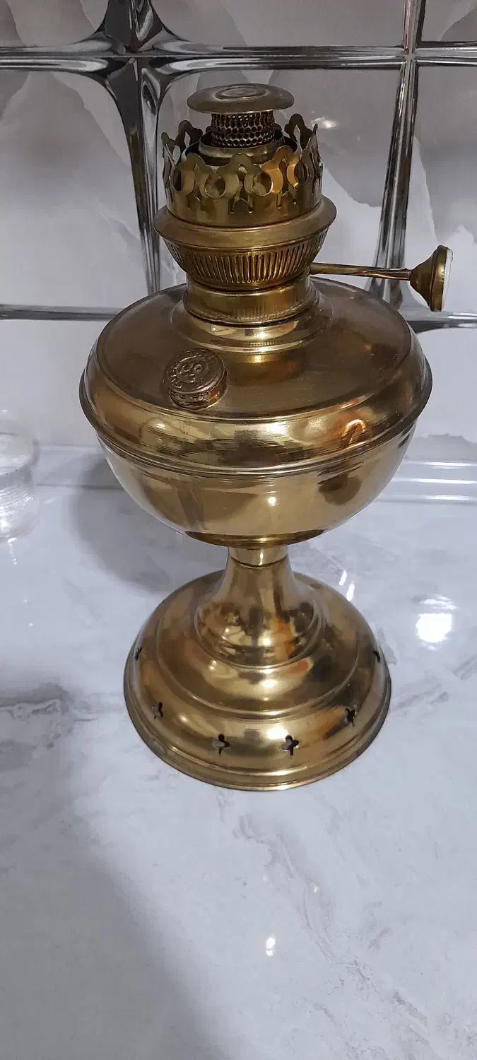 چراغ قدیمی روشن|کلکسیون اشیاء عتیقه|تبریز, |دیوار