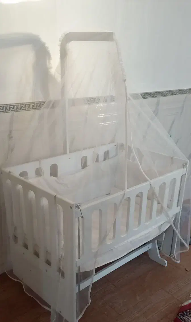 تخت کنار مادر|تشک تختخواب|سراب, |دیوار