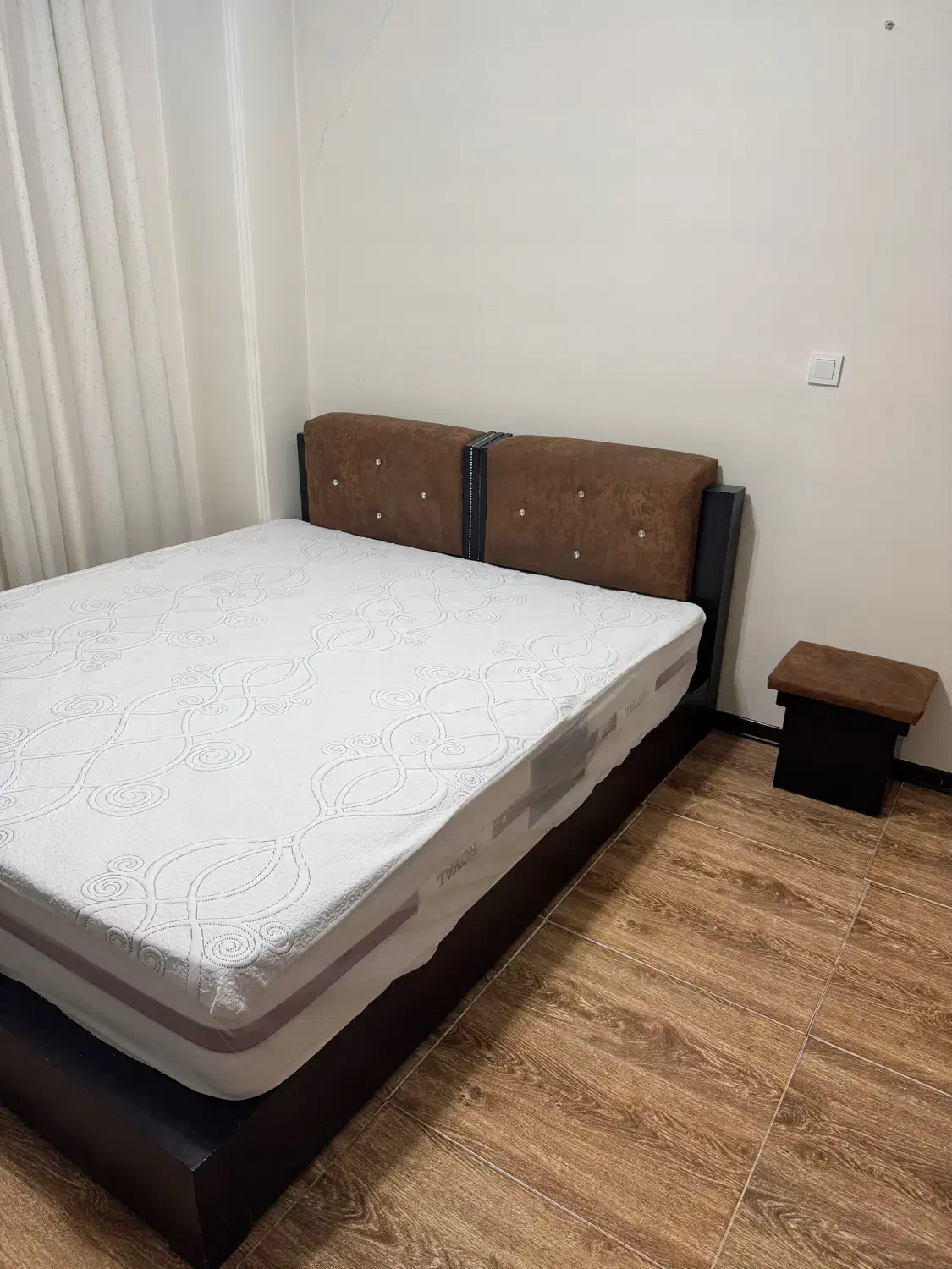 سرویس خواب دو نفره با تشک نو|تخت و سرویس خواب|رودهن, |دیوار