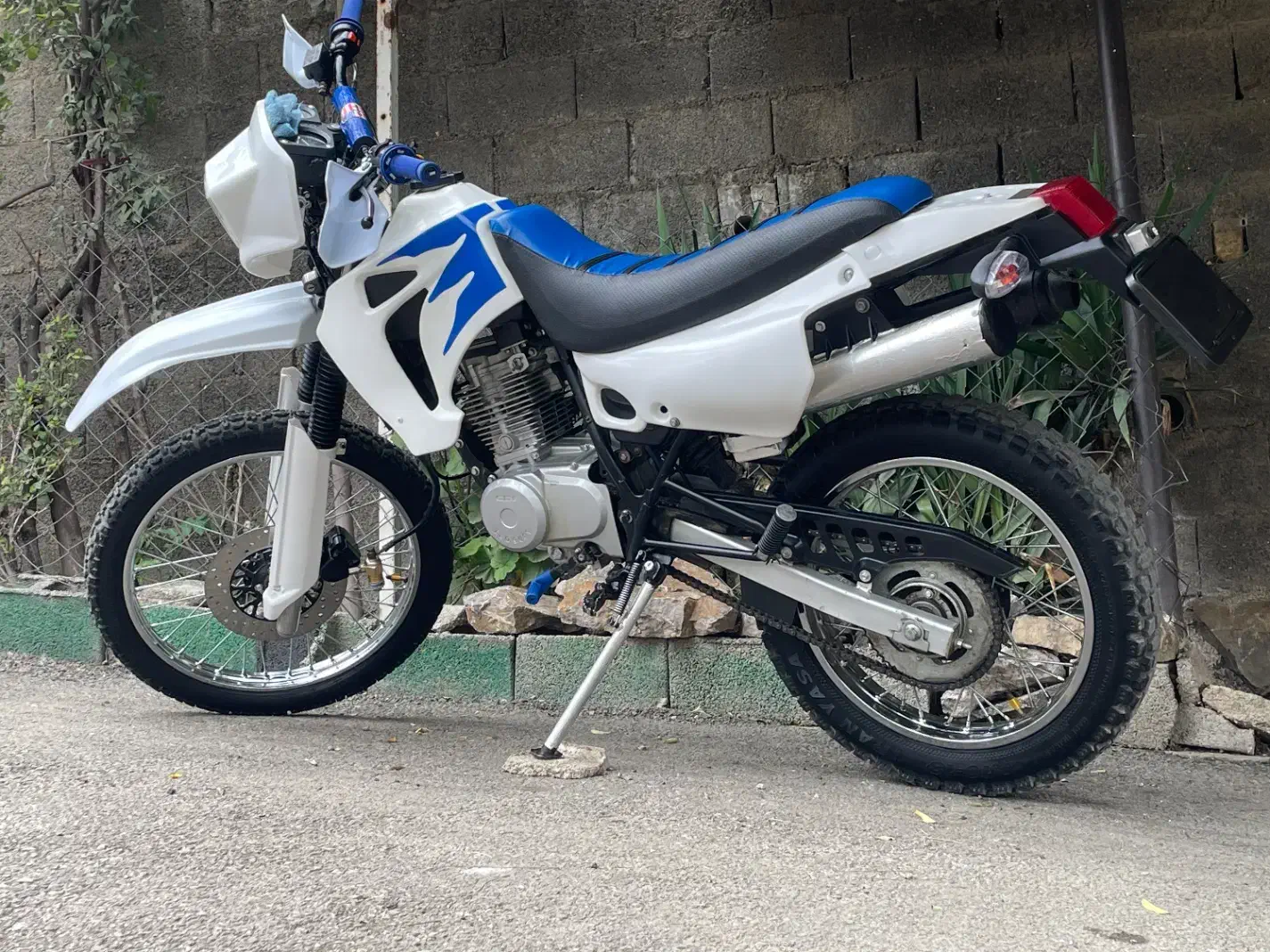 فروشی|موتورسیکلت|پل سفید, |دیوار