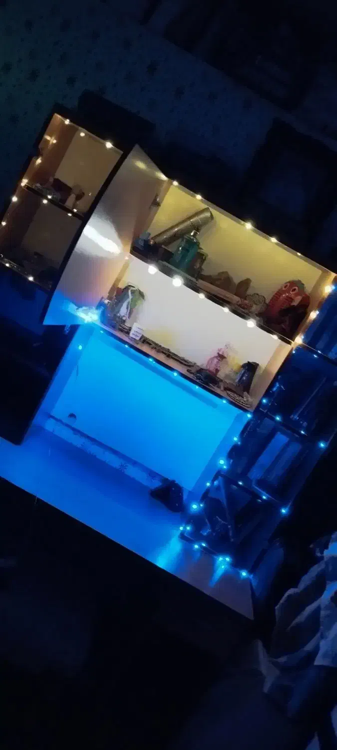 میز تحریر وکتابخانه چوبی و لامپLED سالم و در حد نو|میز تحریر و کامپیوتر|پرهسر, |دیوار