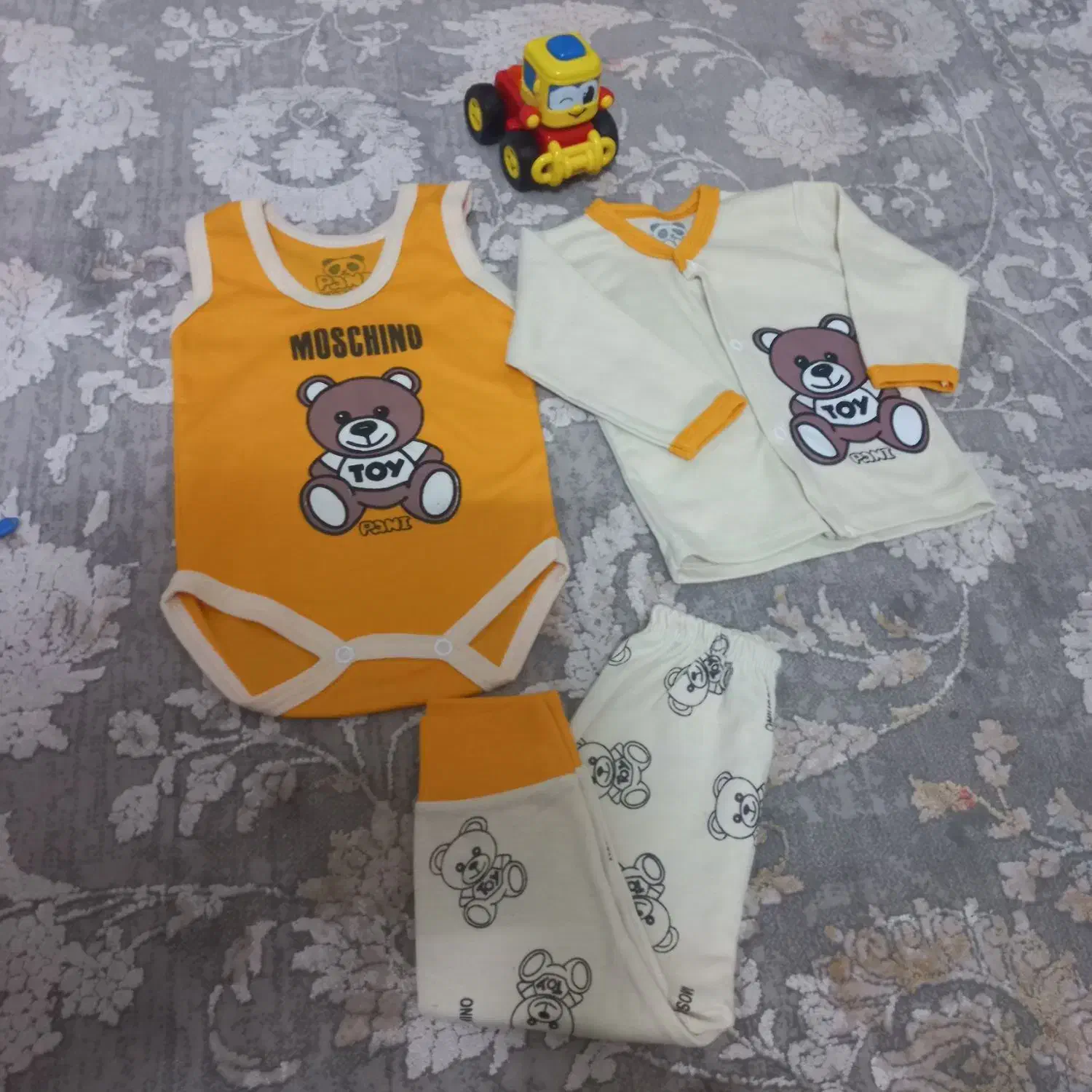 لباس نوزادی رایگان|کفش و لباس بچه|قم, زند آباد|دیوار