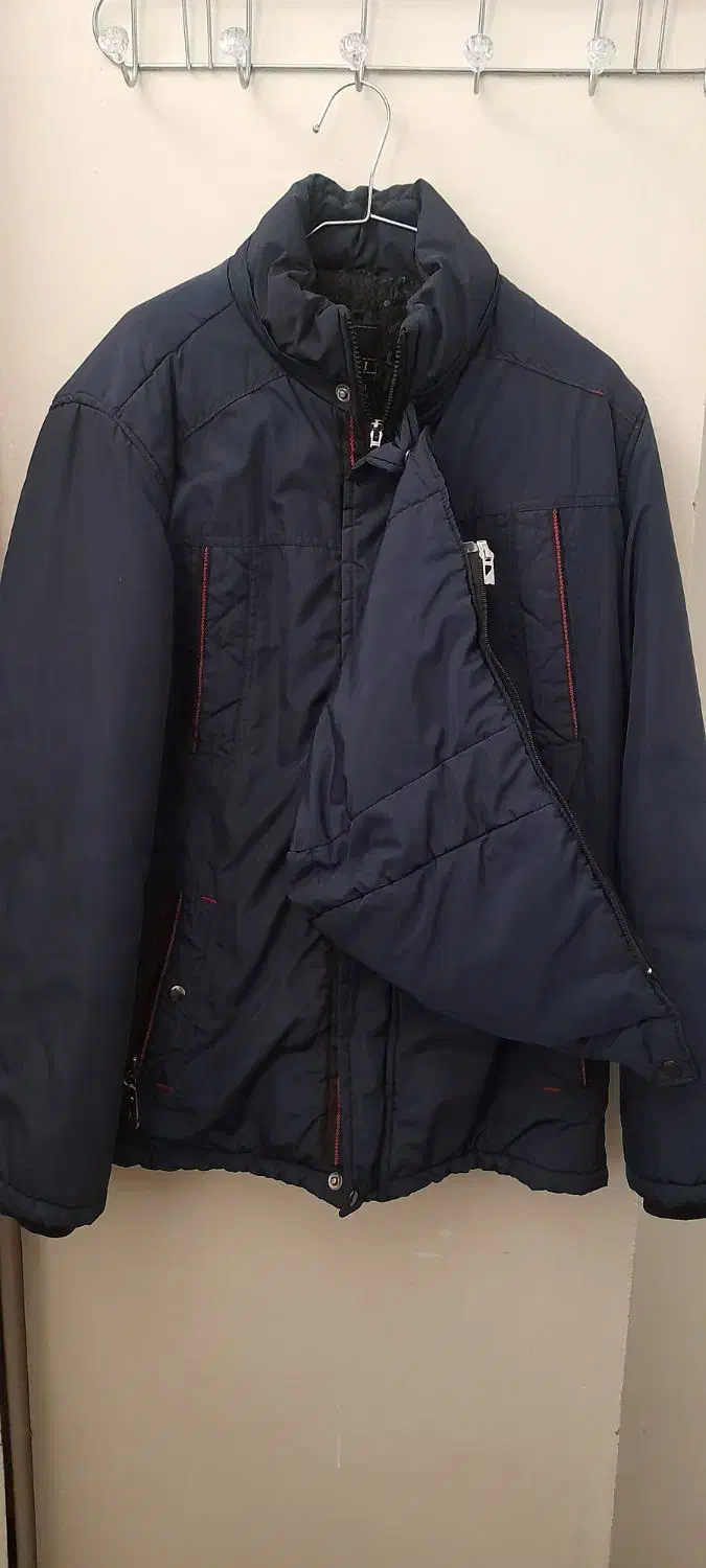 کاپشن|لباس|قم, چهل درخت‎|دیوار