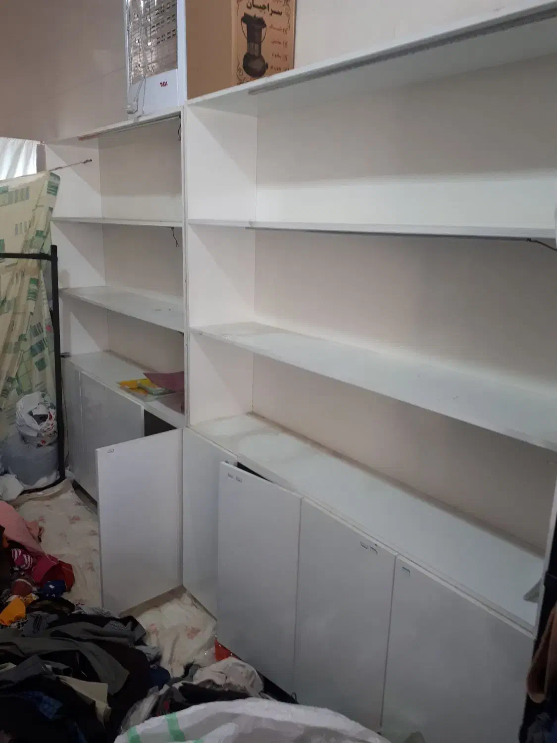 ویترین چوبی برای فروشگاه کفش و لباس دو عدد سالم|فروشگاه و مغازه|نیشابور, فردوسی جنوبی|دیوار