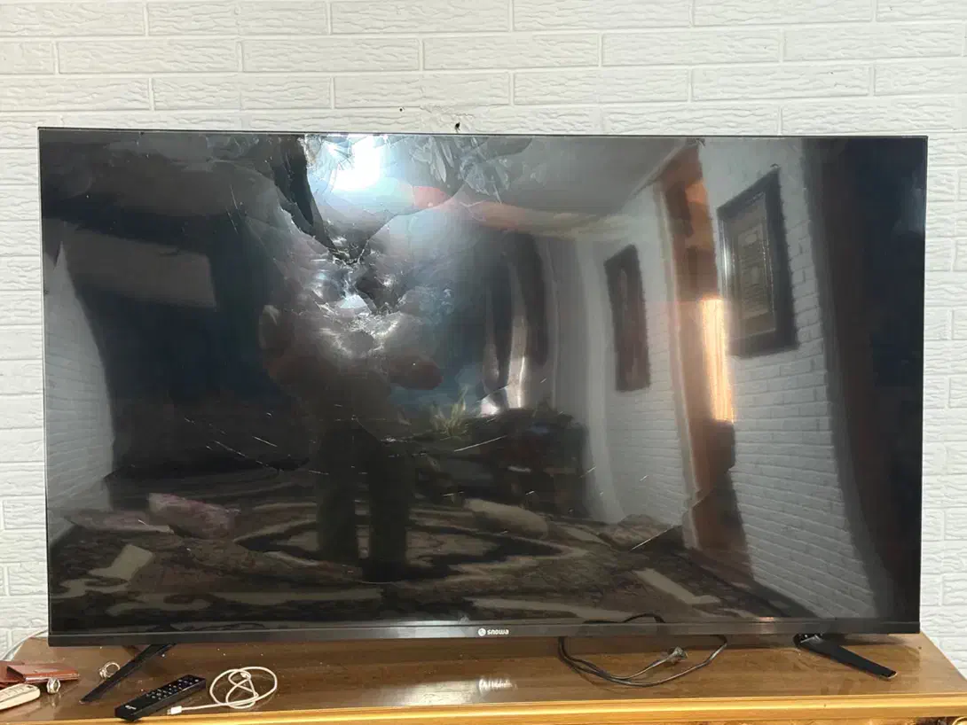 تلویزیون ۶۵ اسنوا|تلویزیون و پروژکتور|رباطکریم, پرندک|دیوار