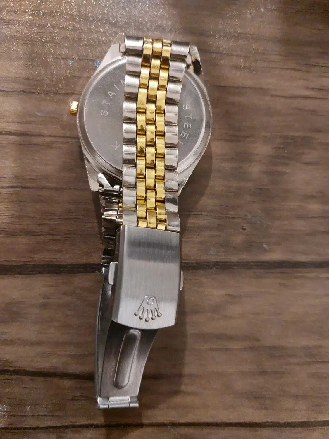 ساعت|ساعت|رباط‌کریم, رباط‌کریم|دیوار