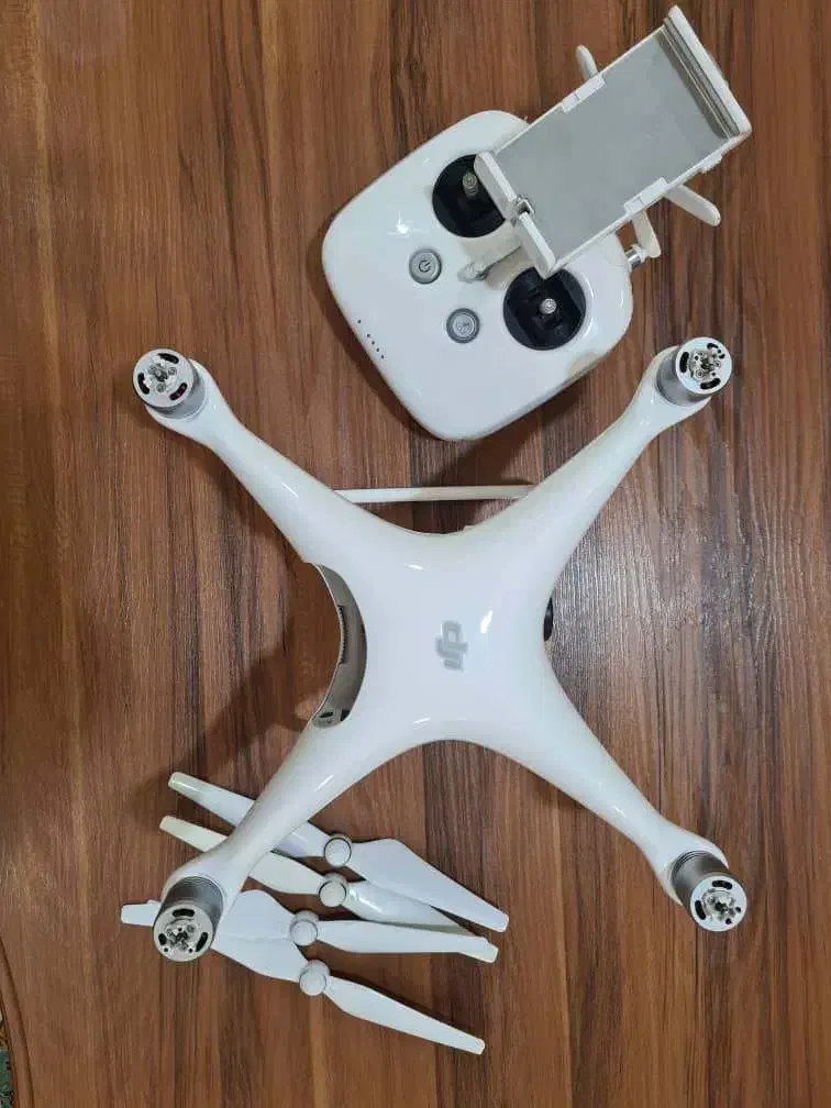 پهباد یا هلی شات فانتوم 4پرو|دوربین عکاسی و فیلم‌برداری|شیراز, حومه شیراز|دیوار