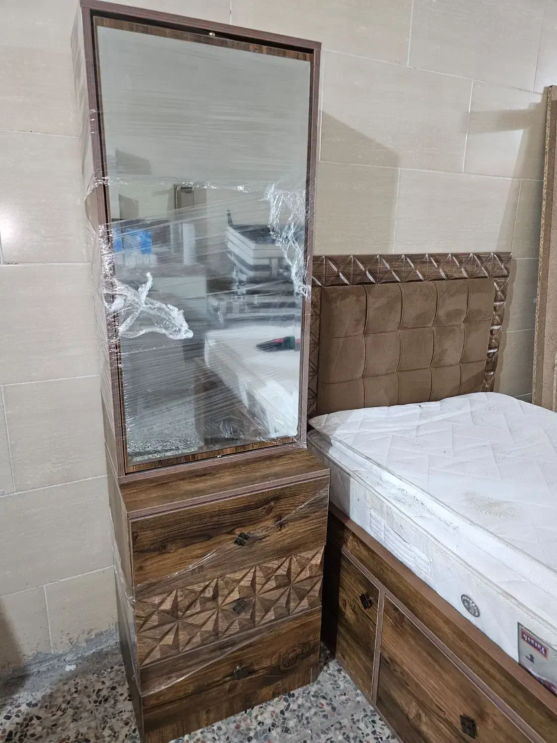 سرویس خواب تک نفره استوک هس باتشک عالی اصل|تخت و سرویس خواب|رامهرمز, |دیوار