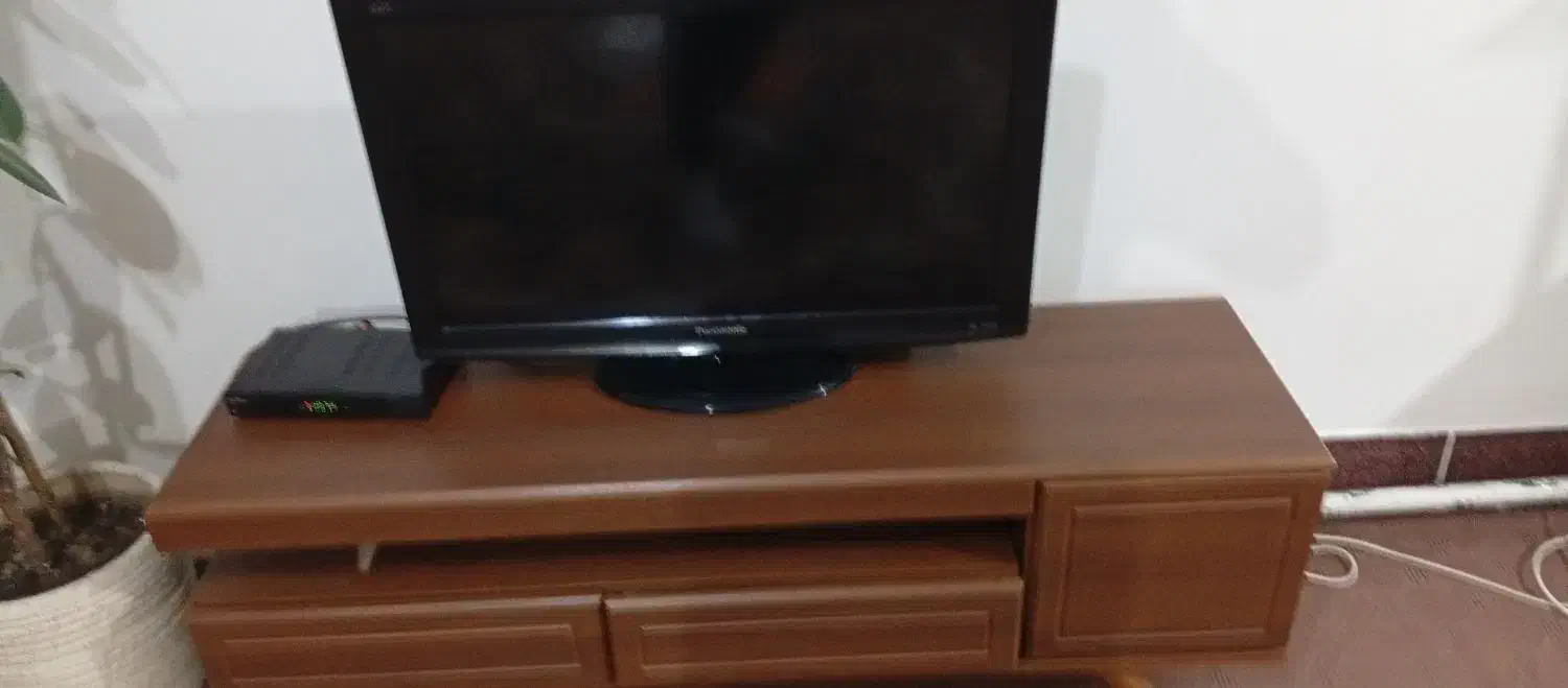 فروش تلویزیون و میز|تلویزیون و پروژکتور|نقده, |دیوار