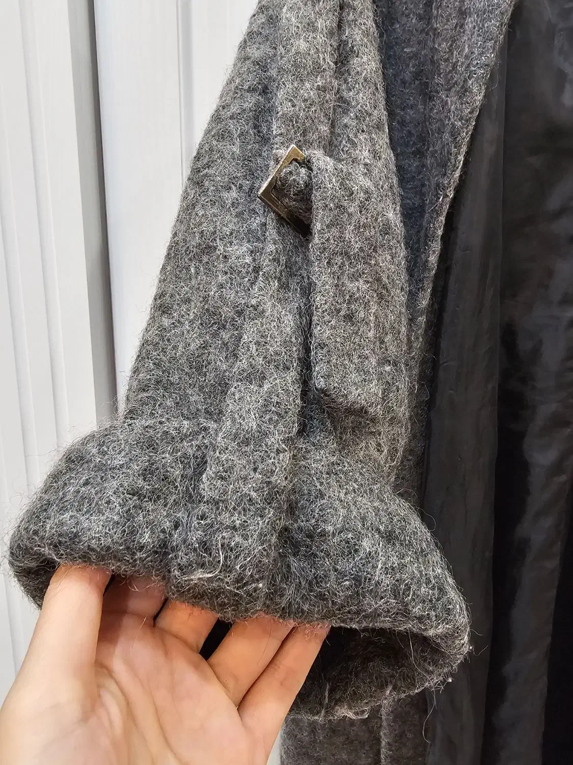 پالتو پشمی|لباس|رشت, معلم|دیوار